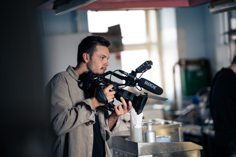 Lorenz Globits Gründer und Geschäftsführer Recruiting Mind, Videodreh Restaurant